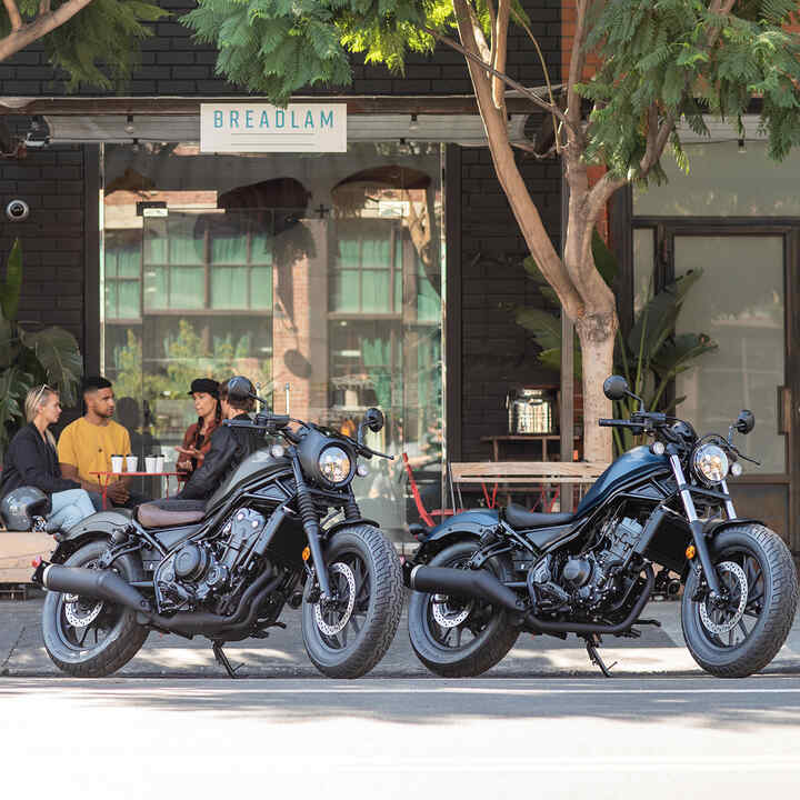 Vista laterale di CMX500 Rebel davanti a un bar.