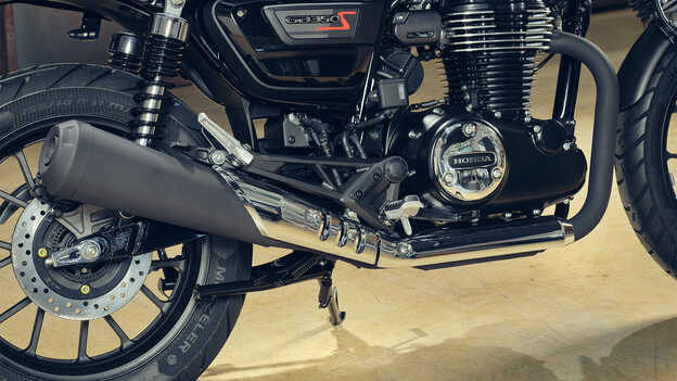 Inquadratura posteriore a ¾ del GB350S che mostra l'HSTC