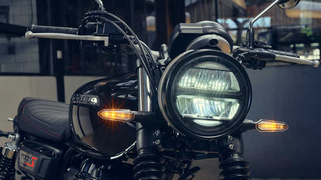 inquadratura frontale della GB350S che mostra l'illuminazione completamente a LED