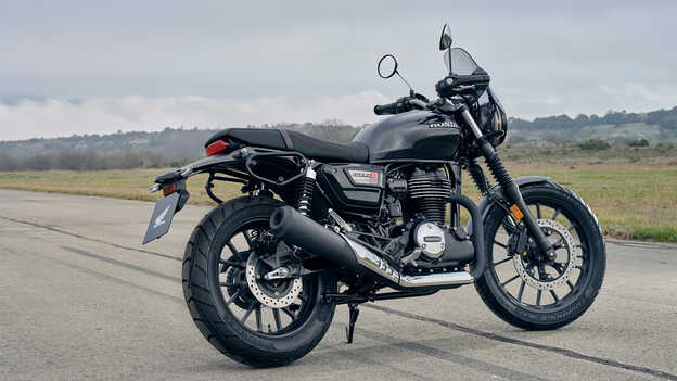 GB350S ripresa lateralmente con la moto sul cavalletto laterale che mostra il design della marmitta