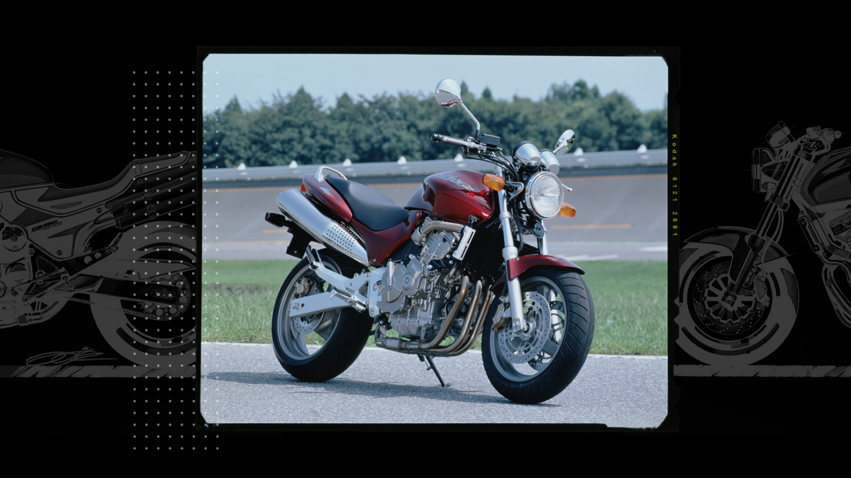 Vista frontale di tre quarti della Honda Hornet parcheggiata su una pista.