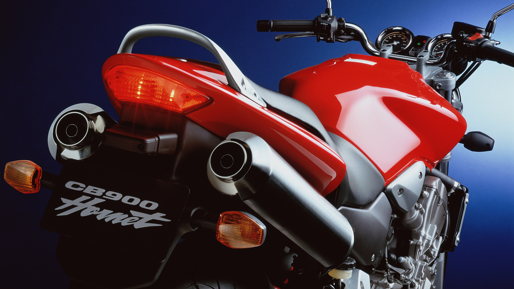 Primo piano vista posteriore della Honda CB900 Hornet.