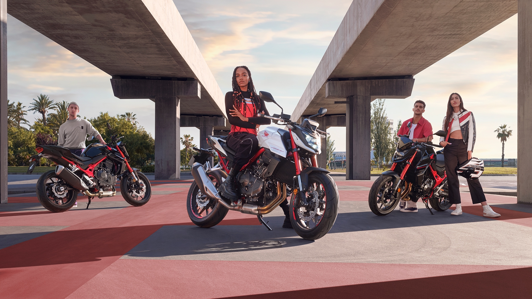 Honda CB750 Hornet statica in tre opzioni di colore 
