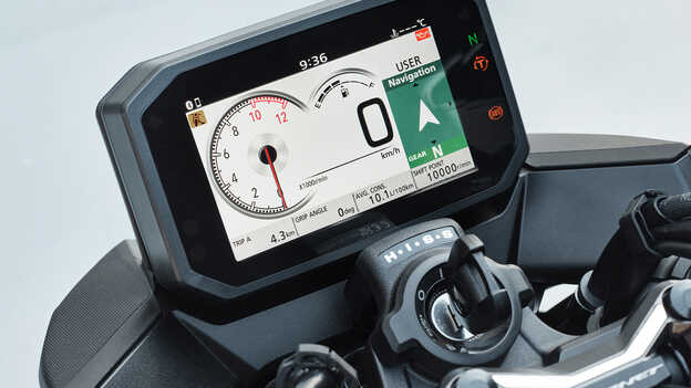 Display TFT Honda CB750 Hornet con navigazione.
