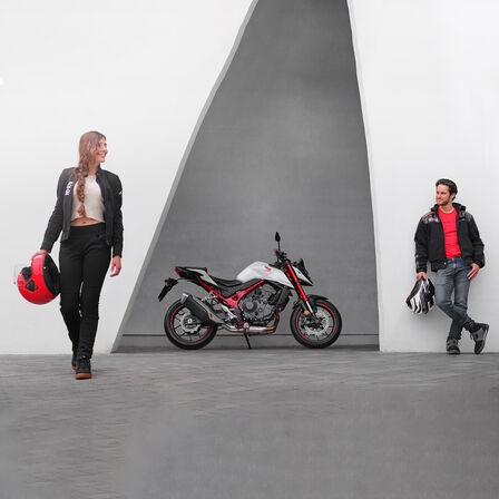 Uomo e donna appoggiati alla Honda CB750 Hornet.