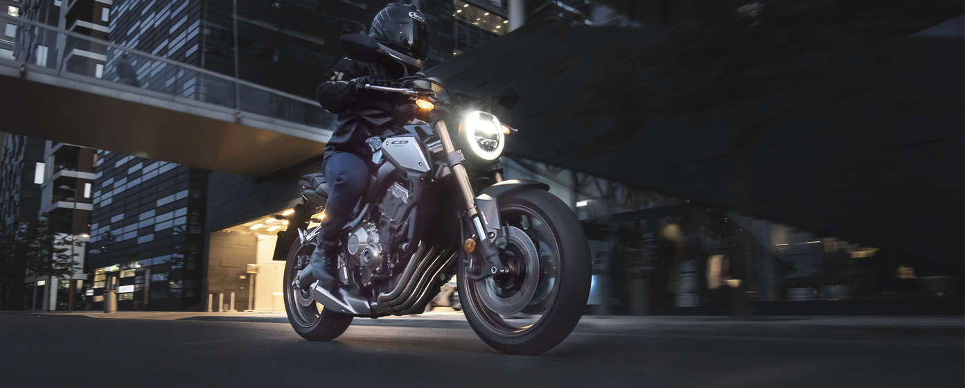 Honda CB650R guidata in un luogo urbano.