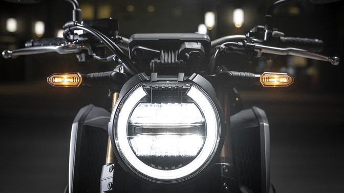 Vista dettagliata dei fari anteriori di una Honda CB650R.
