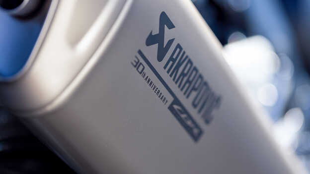 Primo piano della marmitta Akrapovic con incisione Fireblade per Honda CBR1000RR-R