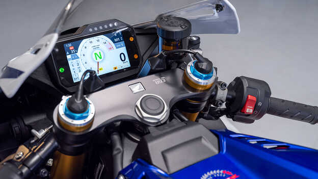 Primo piano del cruscotto della Honda CBR1000RR-R Fireblade