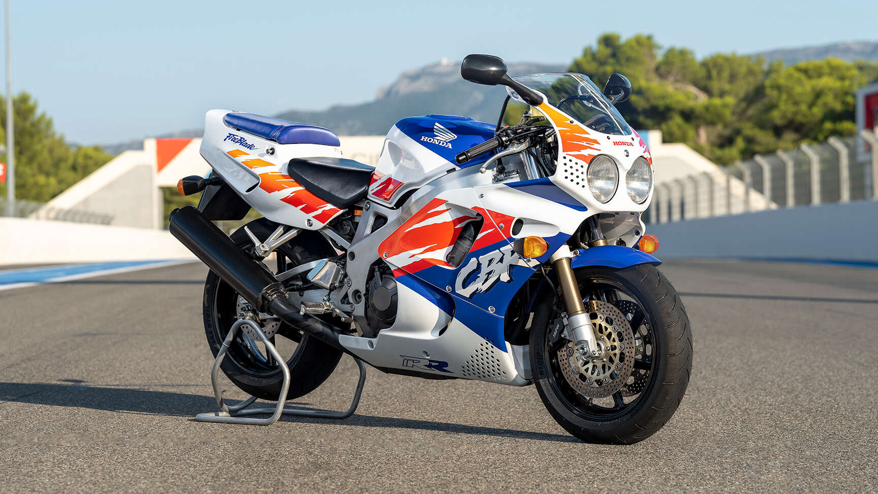 Vista laterale della CBR900R Fireblade del 1992 in studio