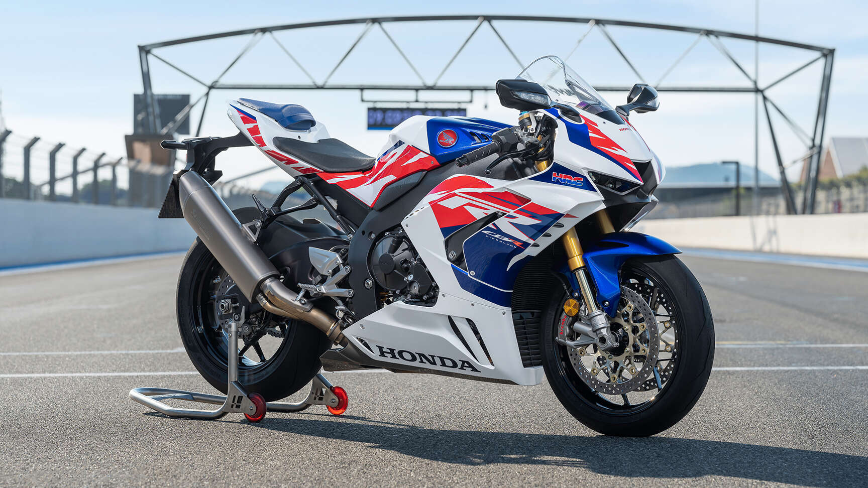 Vista laterale della CBR1000RR-R Fireblade SP 30th Anniversary 2022 in studio