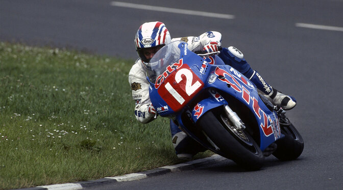 Honda 1996-1998 CBR900R con un pilota su una pista. Diritti d'autore della foto: Immagine del 1996 - NK Photography 