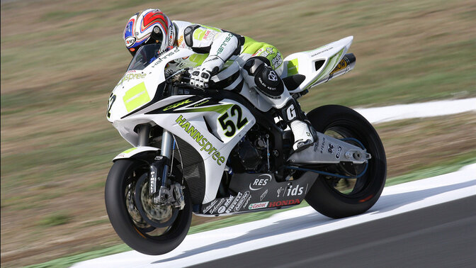 Honda 2004-2007 CBR1000RR con un pilota su una pista
