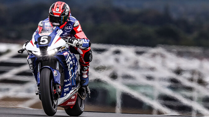 Honda 2017-2020 CBR1000RR con un pilota su una pista