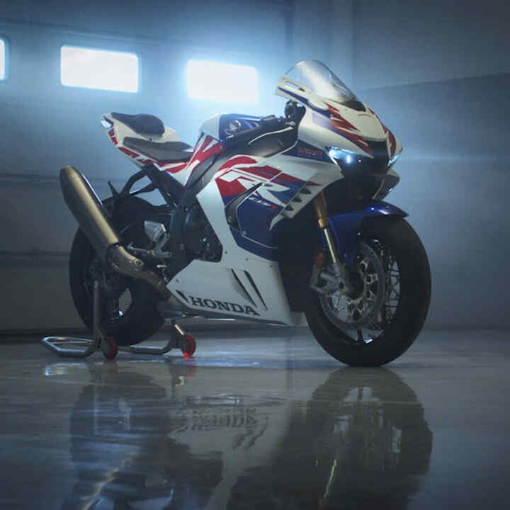Honda CBR1000RR-R Fireblade con un pilota in pista