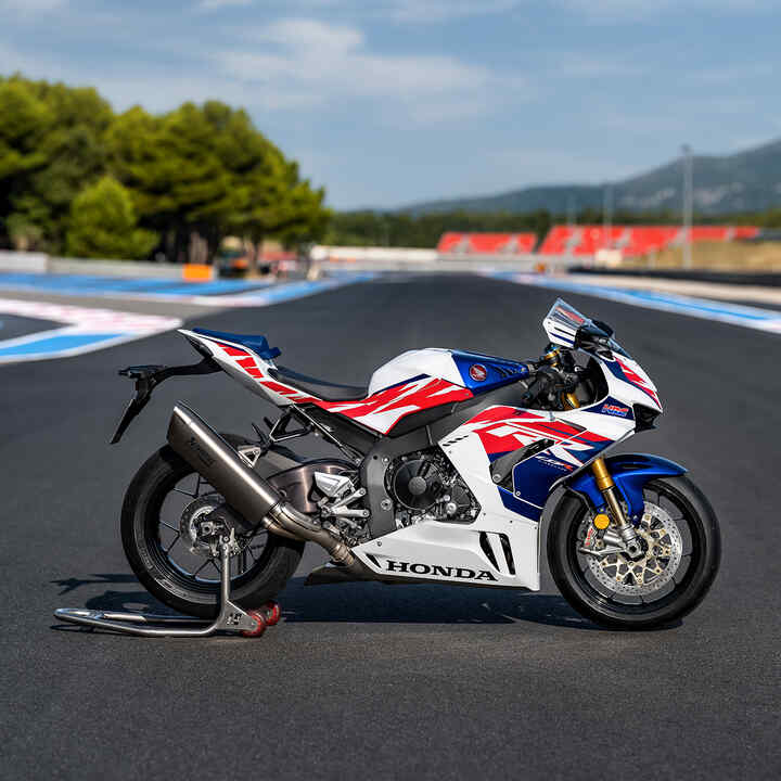 Vista laterale destra della Honda CBR1000RR-R Fireblade su una pista