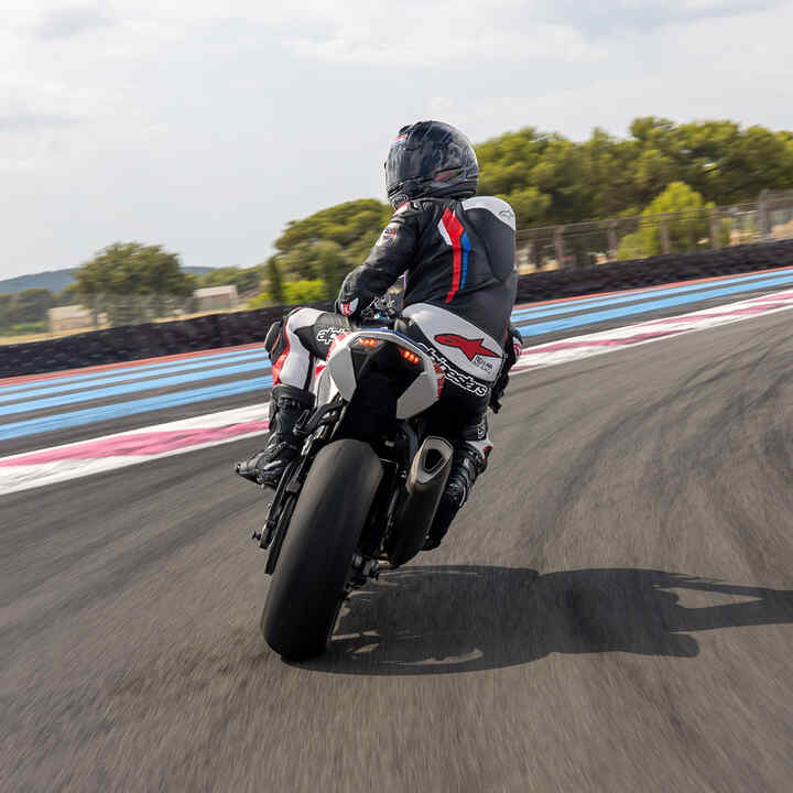 Lato posteriore della Honda CBR1000RR-R Fireblade con un pilota in pista