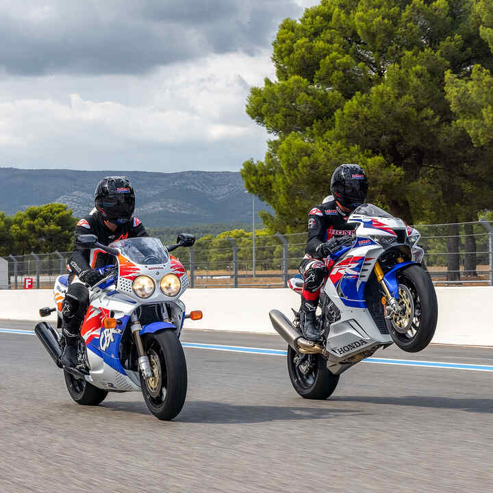 Vista di tre quarti laterale della Honda CBR1000RR-R Fireblade e Fireblade SP parcheggiate su una pista