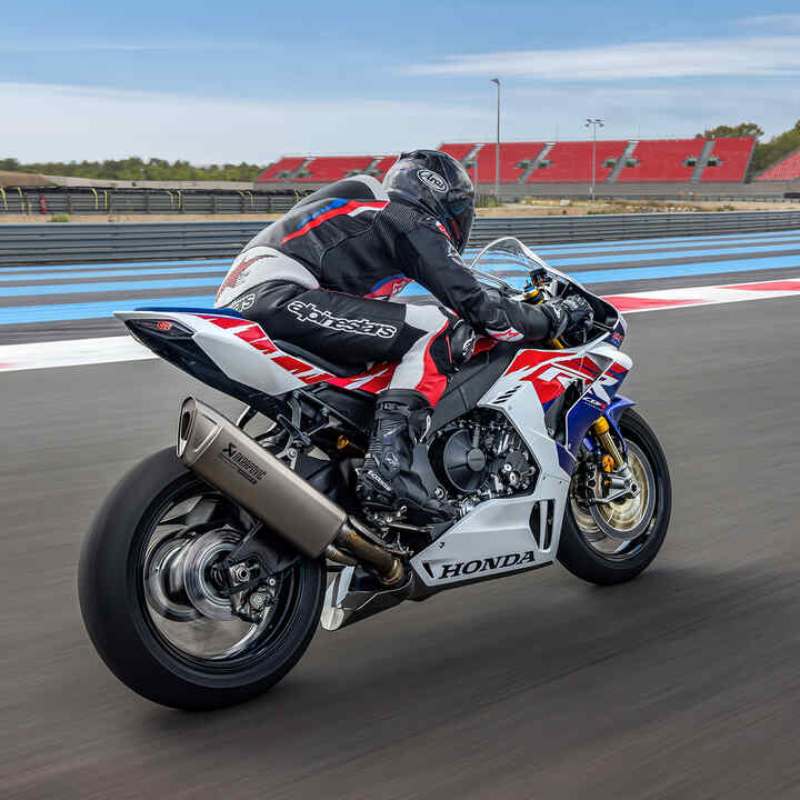 Vista posteriore di tre quarti di una Honda CBR1000RR-R-Fireblade con un pilota in pista.