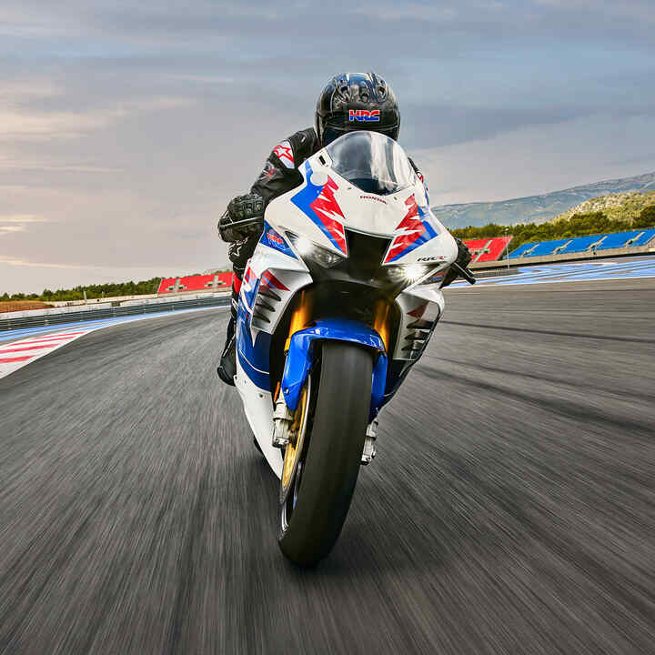 Pilota rivolto in avanti sulla Honda CB900RR Fireblade in pista