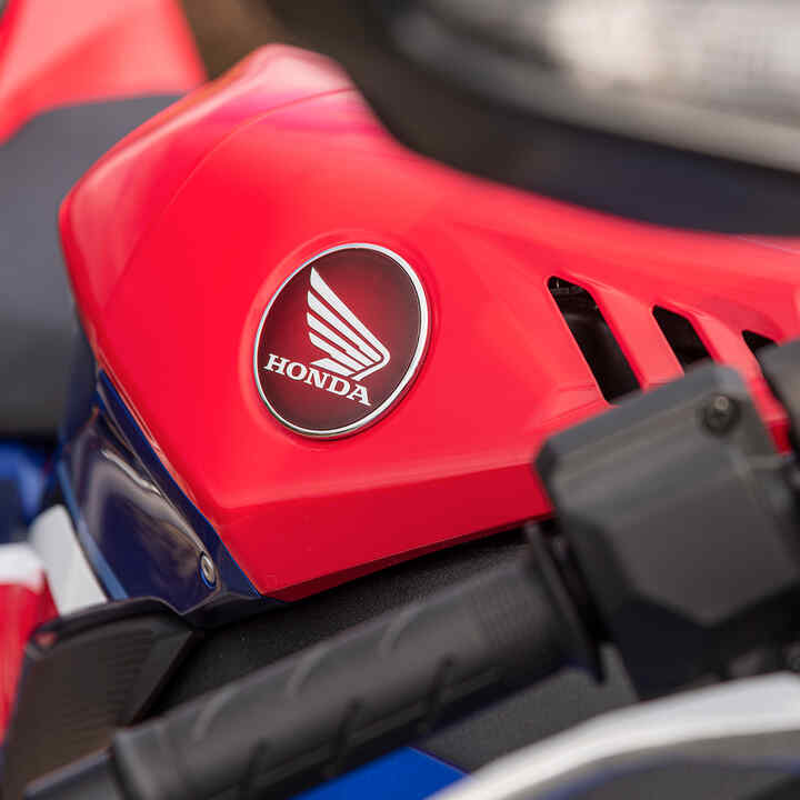 Logo ala Honda CBR1000RR-R sul serbatoio del carburante