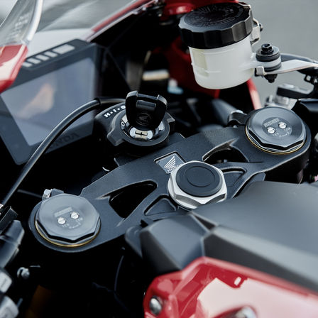Vista dettagliata di chiave e serbatoio carburante di una Honda CBR1000RR.