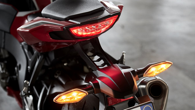 Primo piano dello schermo digitale Honda CBR1000RR Fireblade digital LED fari e indicatori