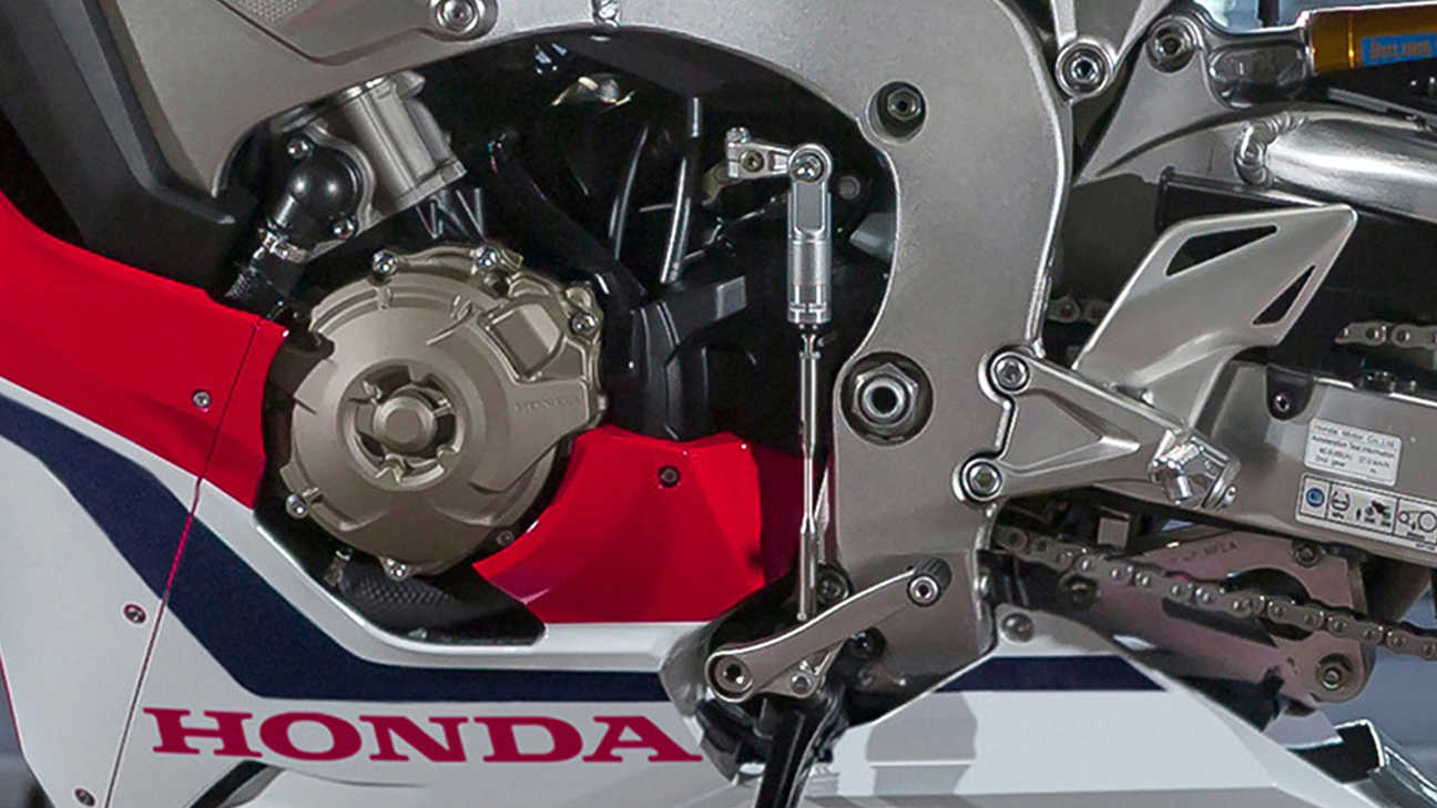 Vista dettagliata del cambio marcia di una Honda Fireblade.