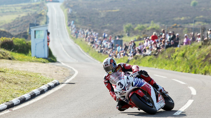 Vista anteriore di tre quarti di una Honda Fireblade rivolta verso sinistra, in pista con il pilota.