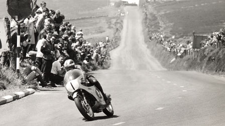 Inquadratura di tre quarti di una moto Honda Fireblade in pista con pilota. Immagine d'epoca (località).