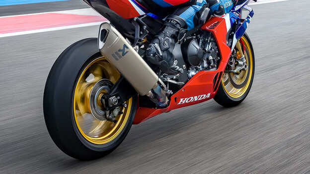 Honda CBR1000RR-R Fireblade SP con silenziatore Akrapovic in titanio ad alta efficienza e nuovo design dello scarico