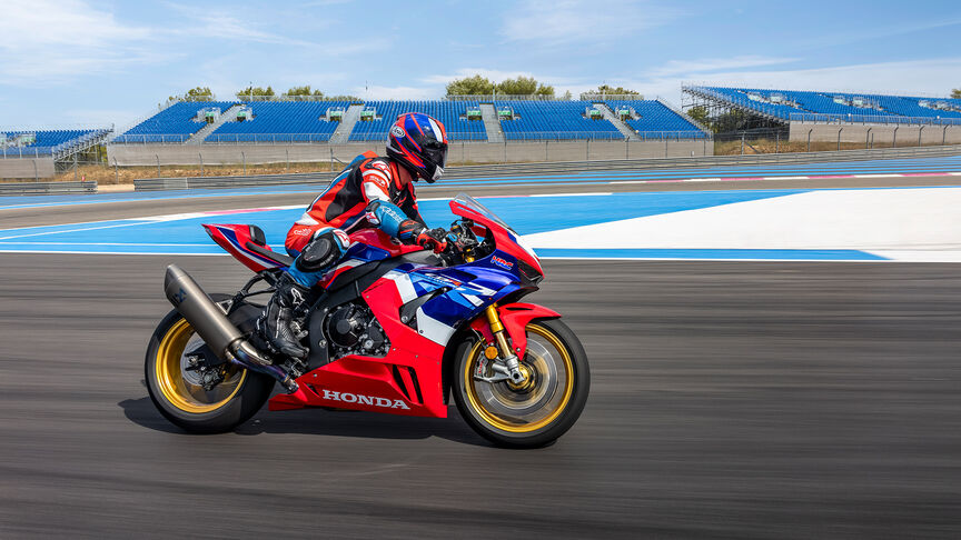 Honda CBR1000RR-R Fireblade SP con motore semi-cam a quattro cilindri in linea a elevato numero di giri