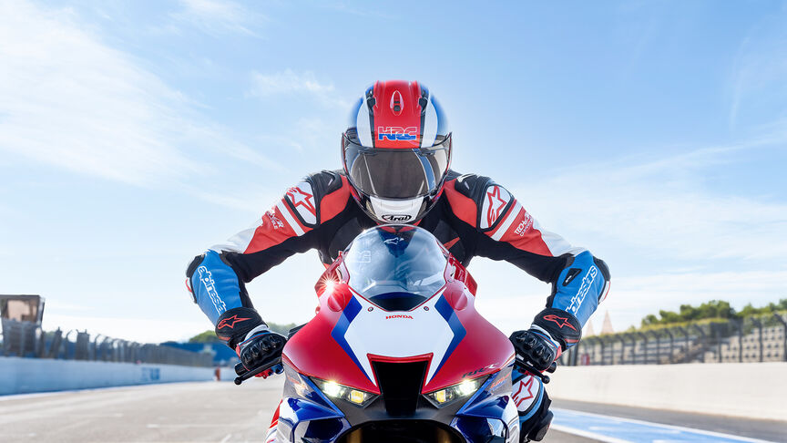 Honda CBR1000RR-R Fireblade SP con motore semi-cam a quattro cilindri in linea a elevato numero di giri