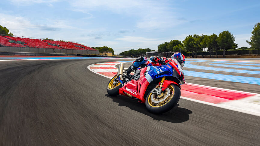 Honda CBR1000RR-R Fireblade SP con motore semi-cam a quattro cilindri in linea a elevato numero di giri