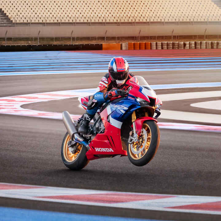 Honda CBR1000RR-R Fireblade SP con sospensione a controllo elettronico intelligente