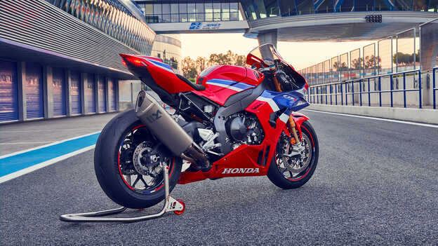 Primo piano della ruota posteriore di Honda CBR1000RR-R Fireblade.