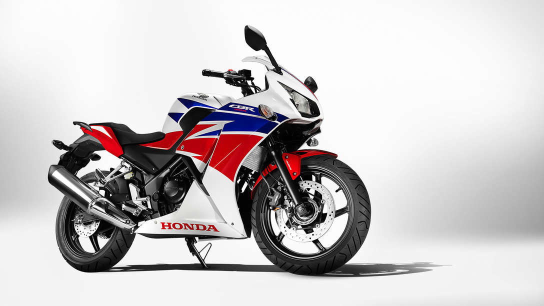 CBR300R Supersportiva Studio Ross White, tricolore, inquadratura anteriore di tre quarti