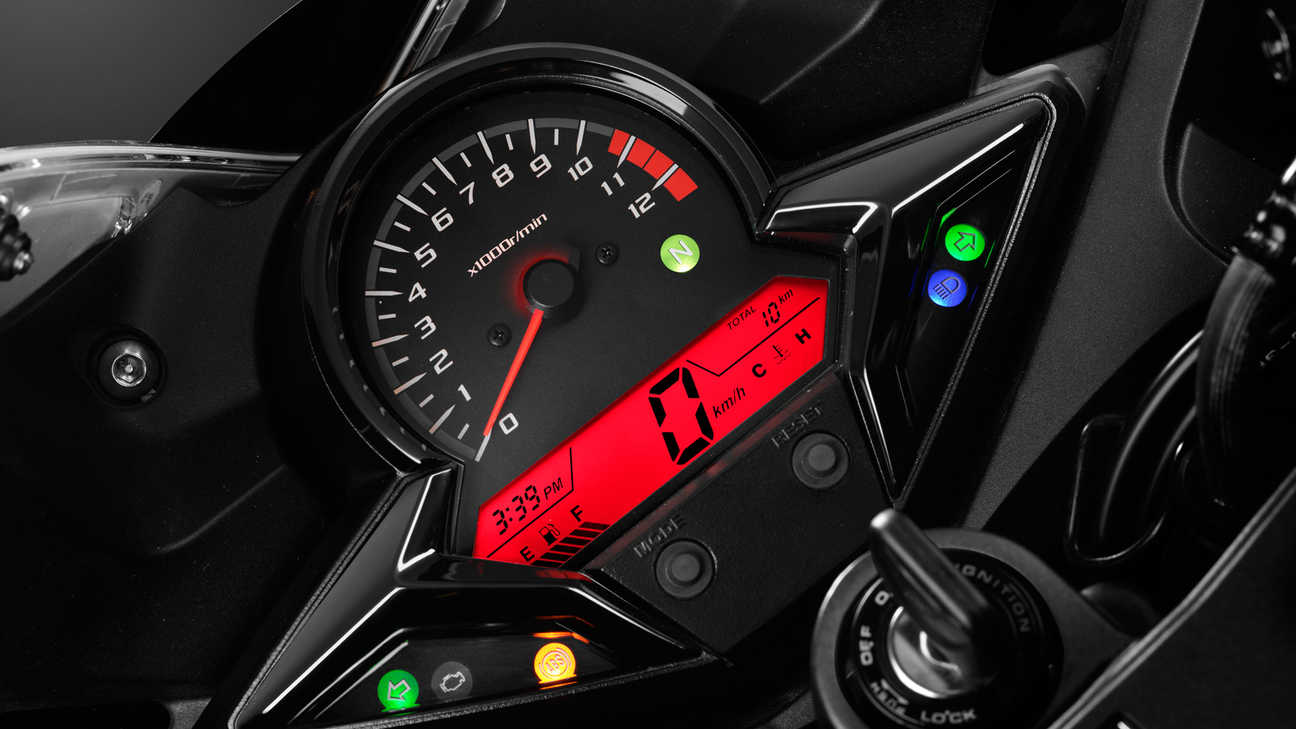 CBR300R Supersportiva Ripresa in studio dettaglio cruscotto display