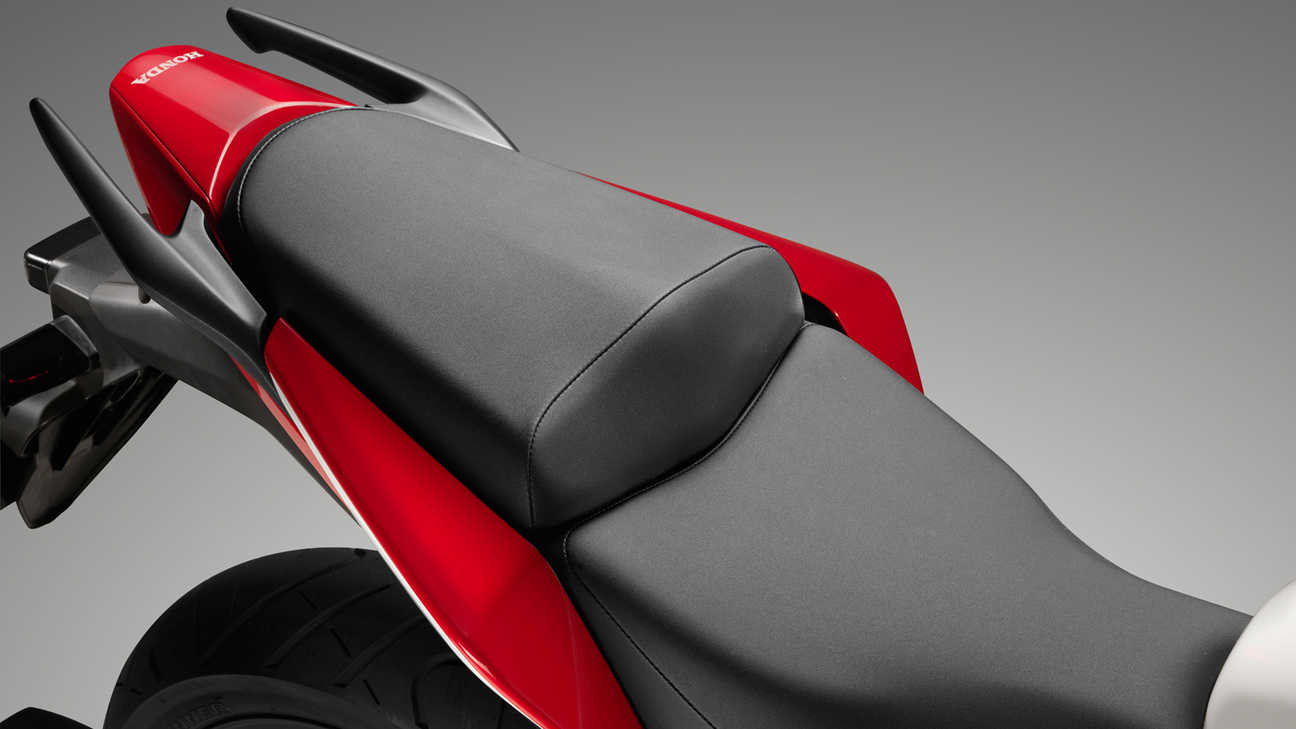 CBR300R Supersportiva Ripresa in studio, Sella, Dettaglio