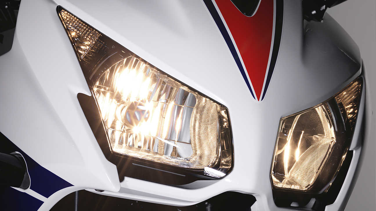 CBR300R Supersportiva Ripresa in studio, Faro anteriore, Dettaglio