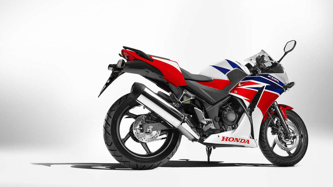 CBR300R Supersportiva Studio Ross White, tricolor, inquadratura posteriore di tre quarti