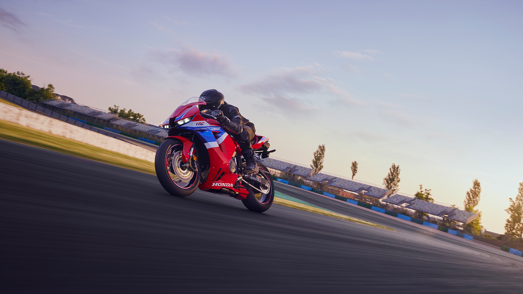 Vista anteriore dinamica di tre quarti di CBR600RR su pista.