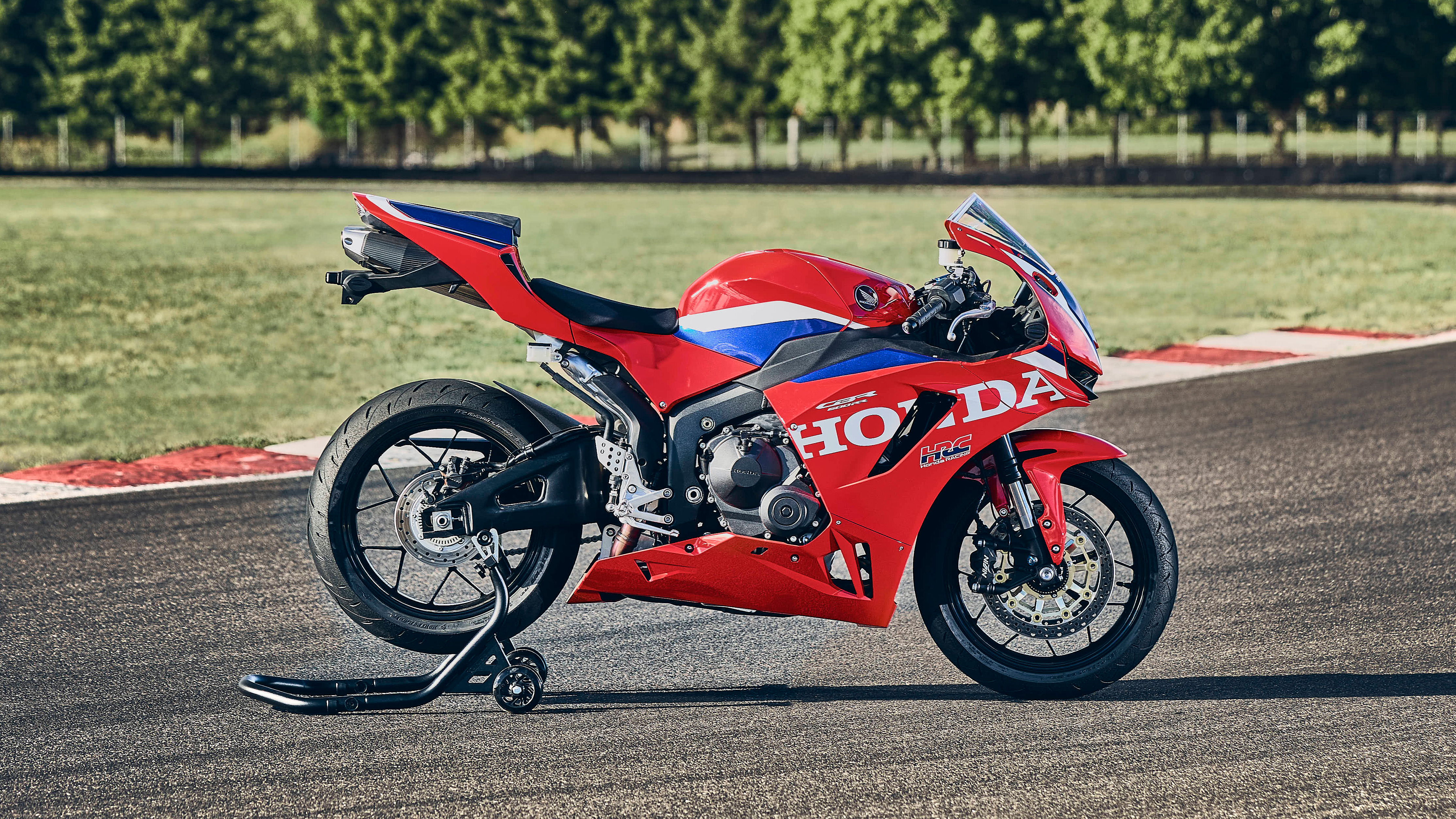 Vista statica anteriore di tre quarti di CBR600RR nel box a bordo pista.