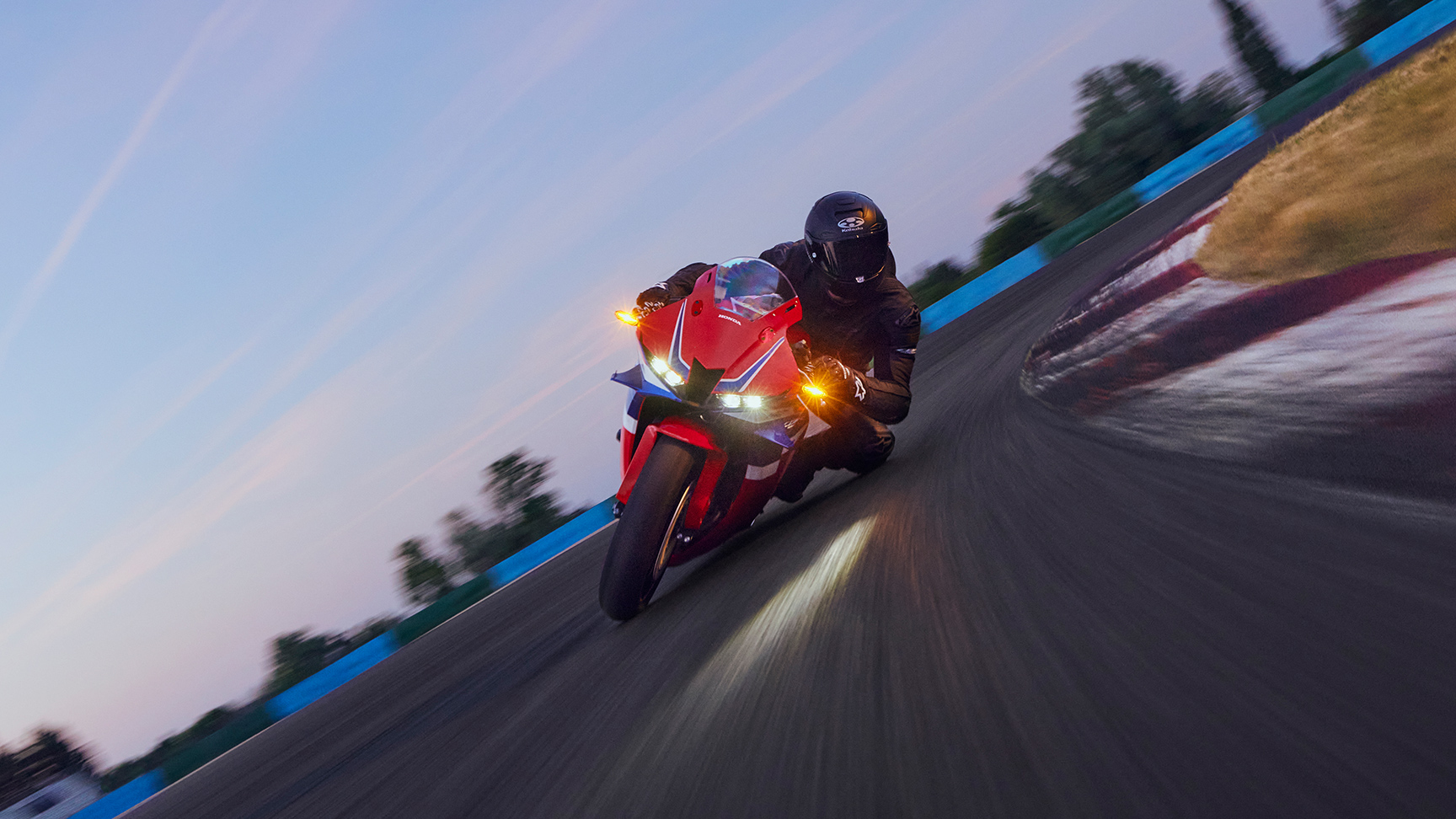 CBR600RR in pista con pilota in curva.