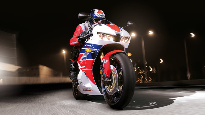 Inquadratura anteriore di tre quarti della CBR600RR con pilota di sera.