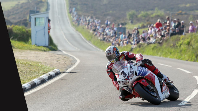 Inquadratura anteriore di tre quarti della CBR1000RR con pilota durante una gara TT.