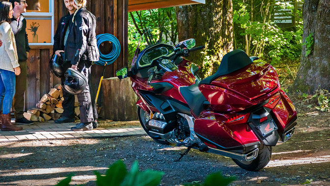 Honda Gold Wing parcheggiata in un luogo rurale.