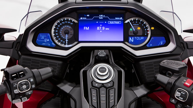 Vista dettagliata del quadro strumenti di una Honda Gold Wing.