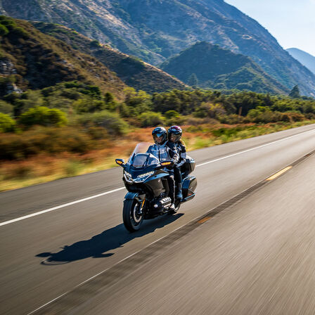 Honda GL1800 Gold Wing Tour, vista anteriore di tre quarti con passeggero