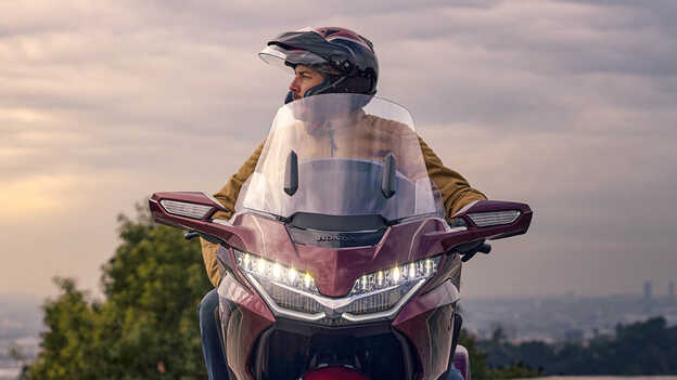 Honda GL1800 Gold Wing Tour, ampio parabrezza regolabile elettronicamente